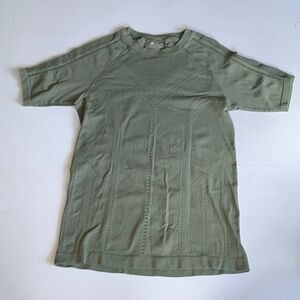 Athleta Olive Green Diamond Mesh T-shirt Size Medium Preforated